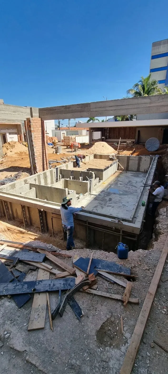 Equipe SLS em obra: estrutura pré-moldada montada no canteiro