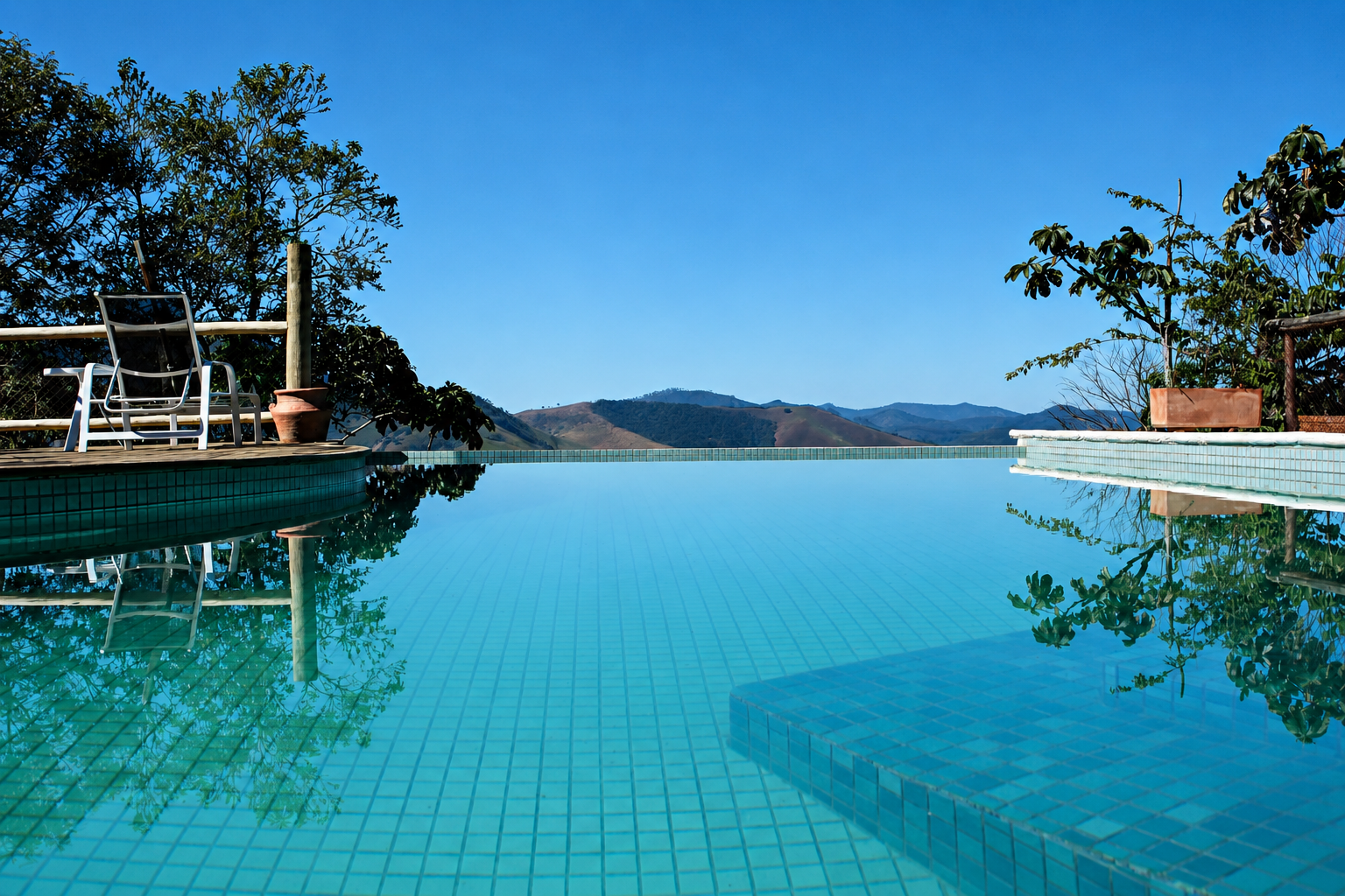 Piscina com borda infinita e vista para as montanhas