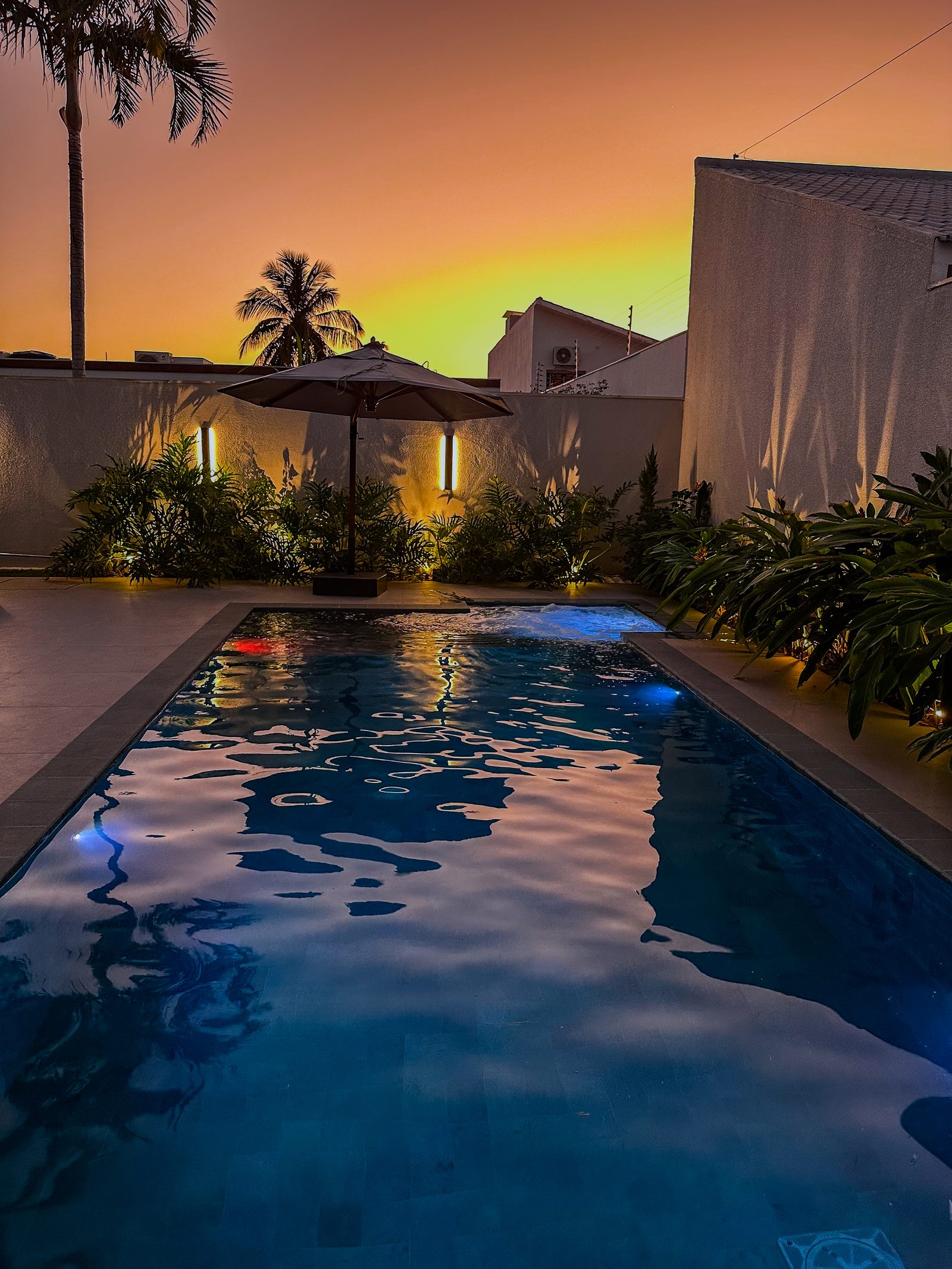 Piscina ao entardecer construída pela SLS em Primavera do Leste