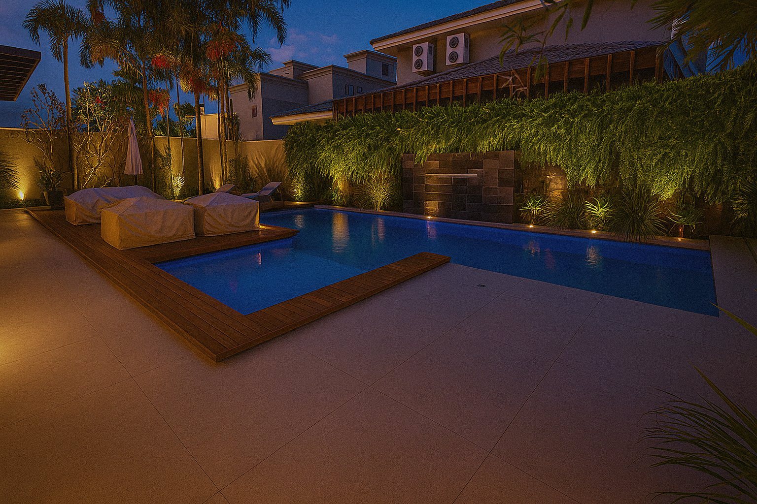 Piscina noturna com deck e paisagismo integrado em Primavera do Leste