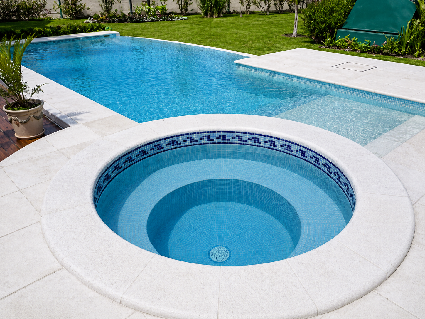 Conjunto piscina com spa redondo de pastilha azul anexo